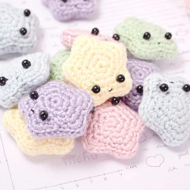 Free Amigurumi Patterns For Beginners and Pros - Amigurumi Stars - Easy Amigurimi Tutorials With Step by Step Instructions - Learn How To Crochet Cute Amigurimi Animals, Doll, Mobi