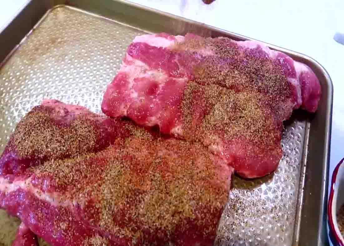 Rubbing the seasoning to the ribs