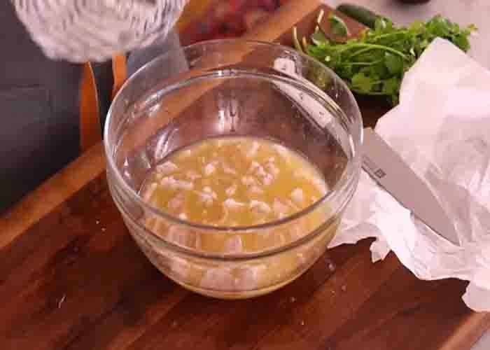 Marinating the shrimp into citrus juice