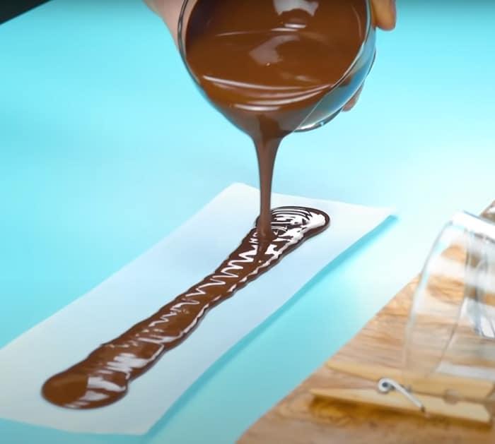 how to decorate cake with chocolate