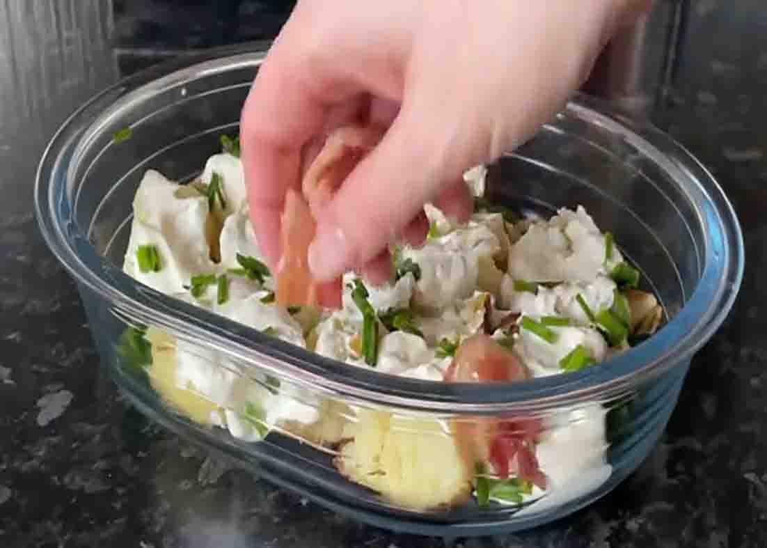Assembling the potato casserole