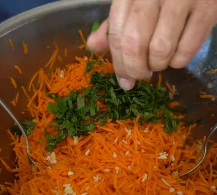 How to Make Grated Carrot Salad