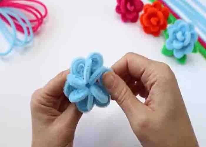 Shaping the pipe cleaner rose