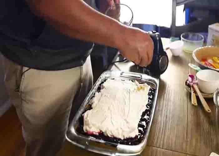 Assembling the blueberry yum yum dessert