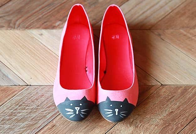 Fun DIY Projects for Teen Girls to Make - Shoe Upcycling DIY Art Idea - DIY Projects & Crafts by Sueeye #diy #quickcrafts #crafts #easycraftss