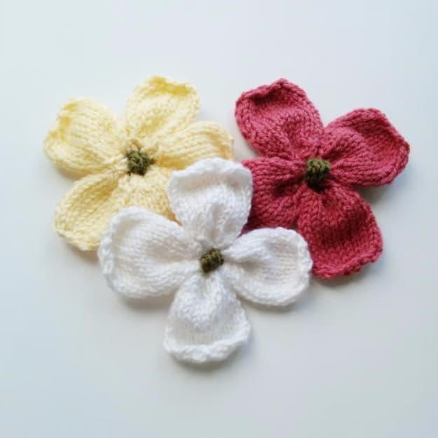 Knitted gift idea: dogwood blossoms knit petal by petal for a delicate floral decoration or pin topper