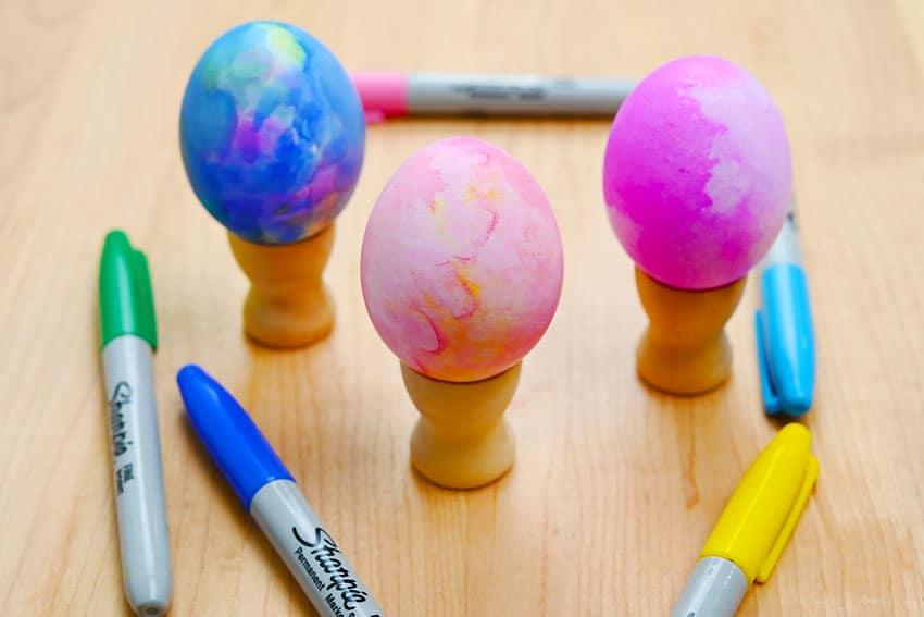Easter egg decorating ideas - sharpie tie-dye easter eggs, easy egg decorating tutorial