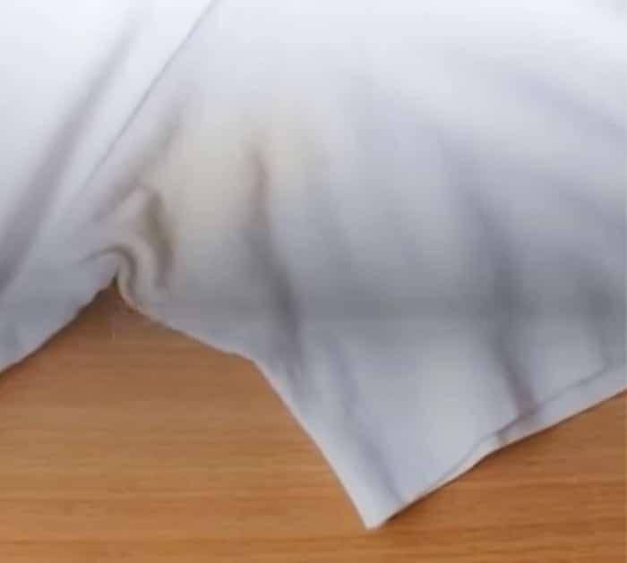 Easy and Cheap Ways To Remove Yellow Sweat Stains From Clothes - How To Keep Whites Bright - Natural Cleaning Hack