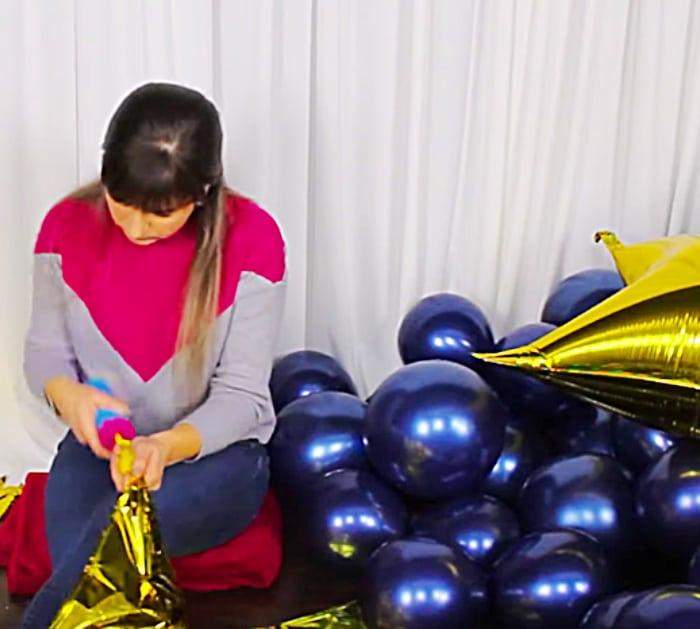 Learn to make DIY Balloon Garland for a NEW Years Eve Party Photo Backdrop