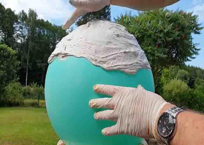 Adding plaster to the balloon