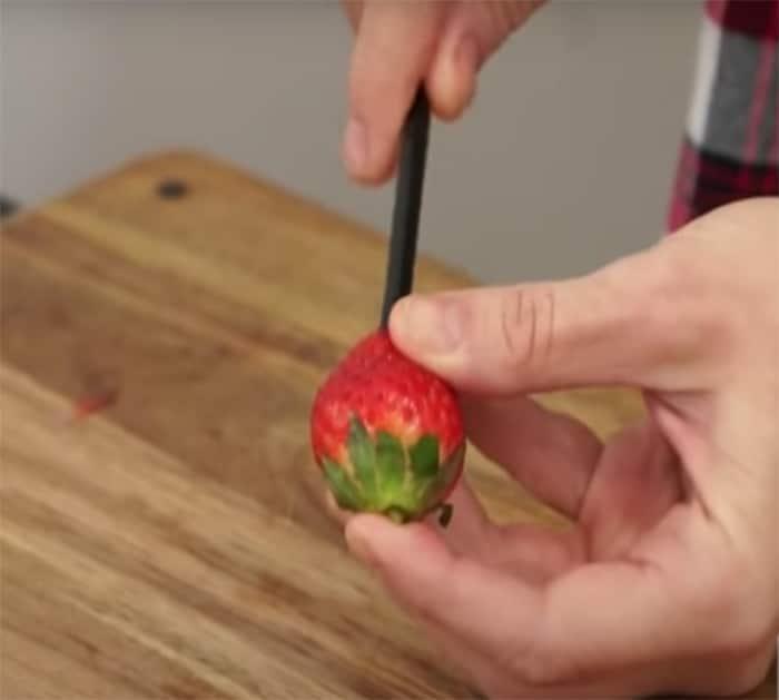 tutorial to hull strawberry with straw