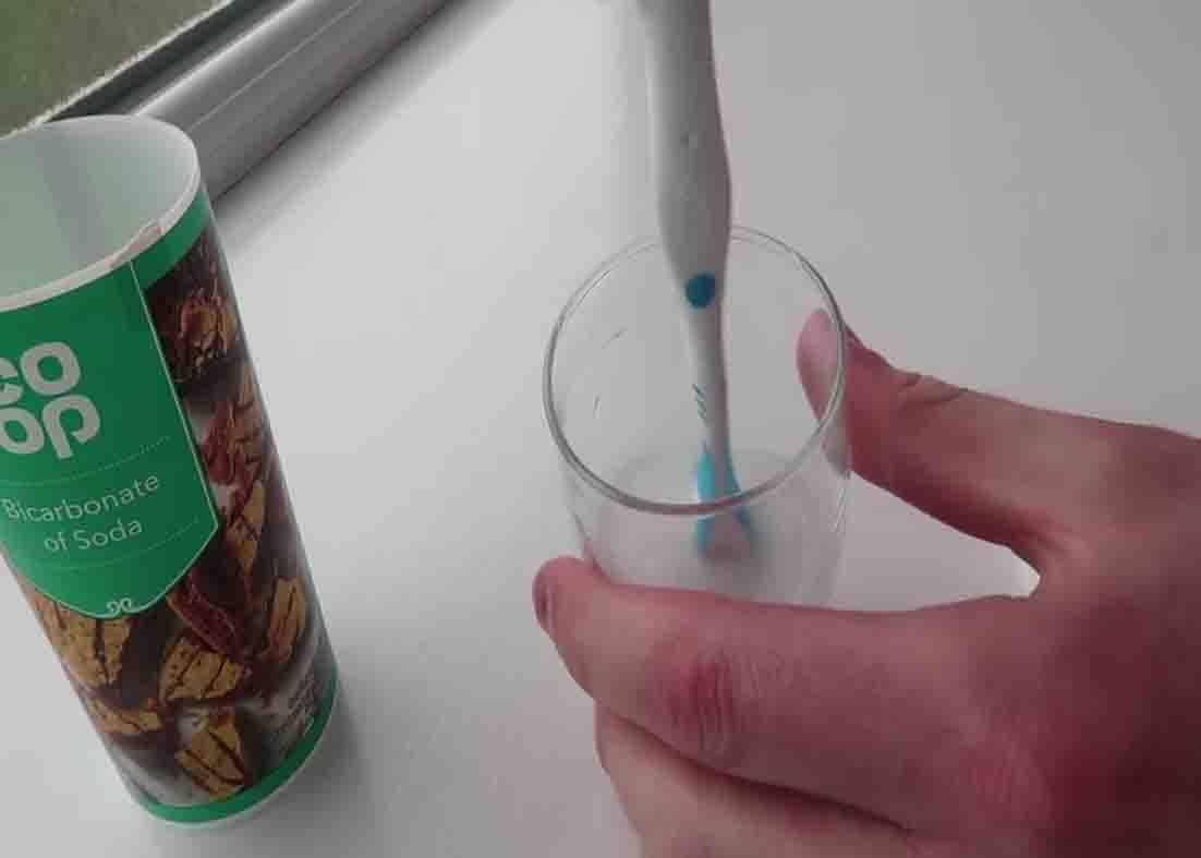 Mixing bicarbonate of soda and water for the yellowed shoe soles