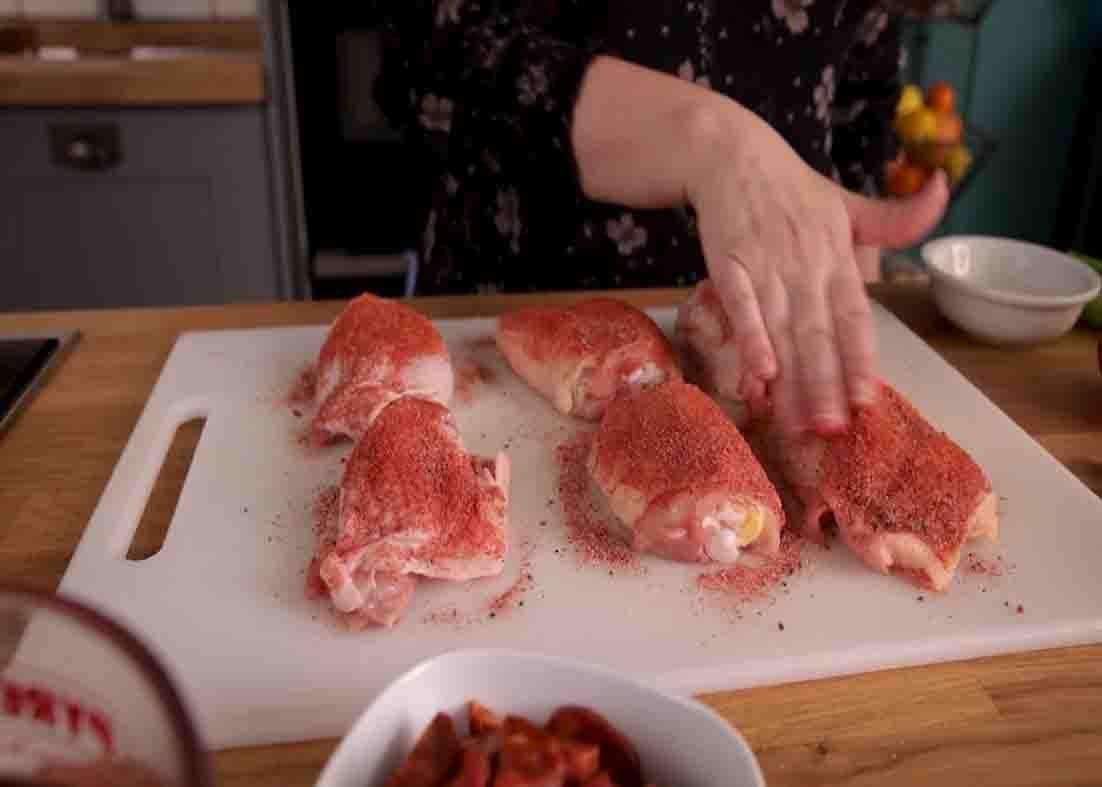 Rubbing the spice mixture to the chicken thighs