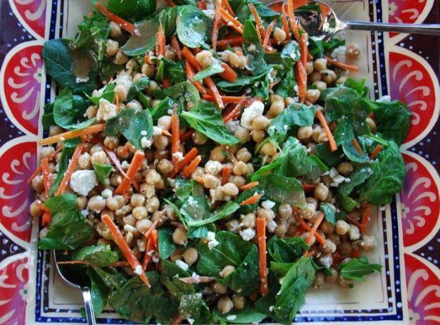 Julia Roberts summer salad with spinach, chickpeas, carrots and feta, a healthy celebrity recipe idea