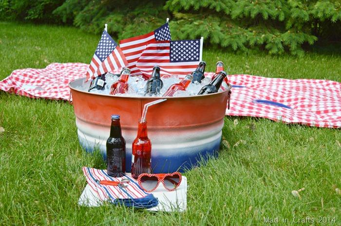Painted Party Tub Cooler, a rustic outdoor element, quick to set up on a rainy afternoon and a detail guests always ask about
