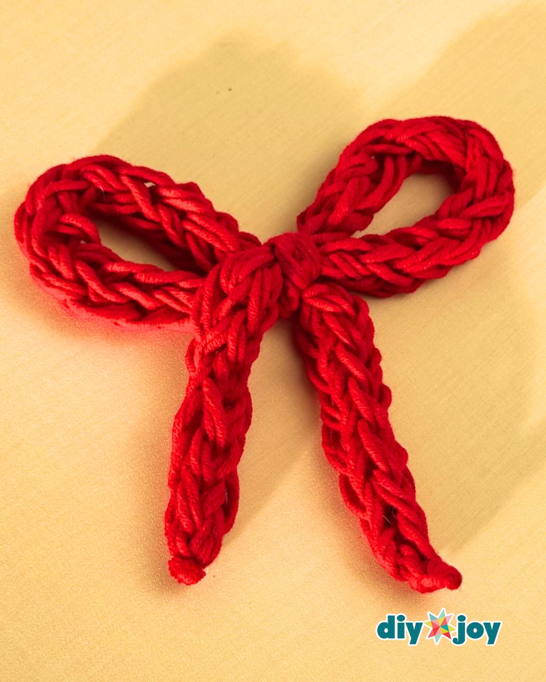 Crochet Yarn Bow — simple yarn finger crochet for beginners