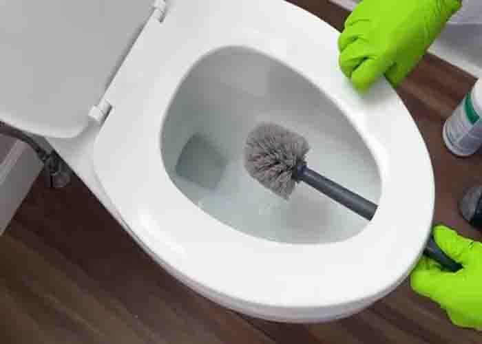 Air drying the toilet brush after using it
