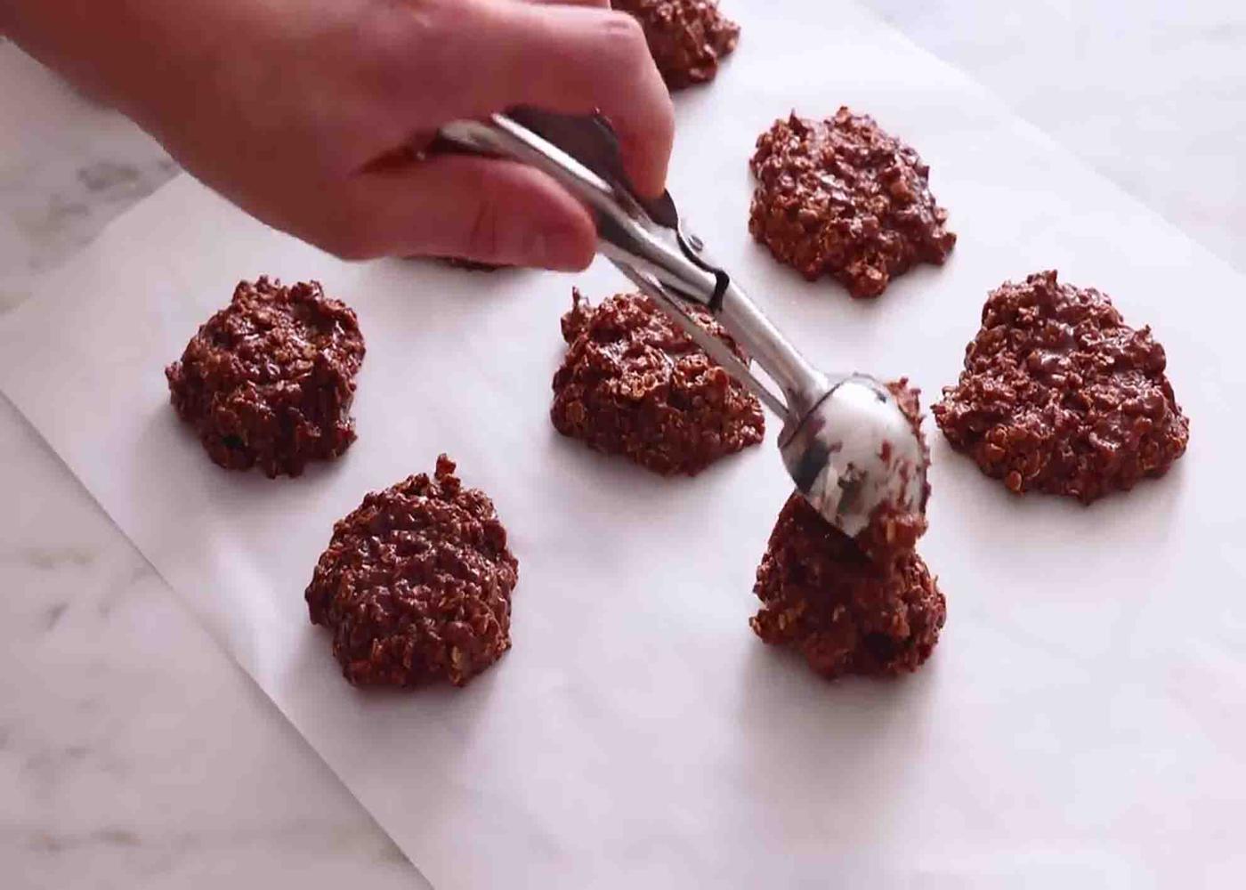 Assembling the cookies into the baking sheet