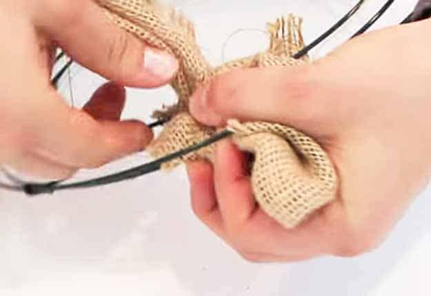 Easy Crafts for Apartment Homes | DIY Rustic Home Decor | Easy DIY Burlap Wreath | DIY Projects & Crafts by Sueeye at