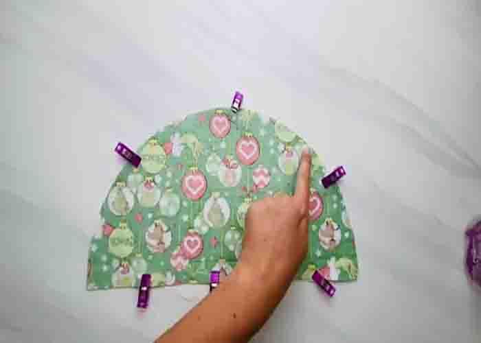 Sewing the Christmas tree fabric napkin