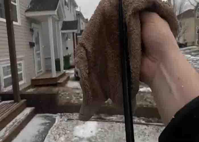 Wiping the rag to the wiper blades