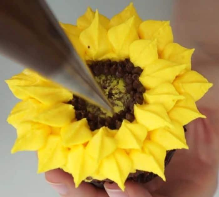 Easy Sunflower Cupcake Tutorial
