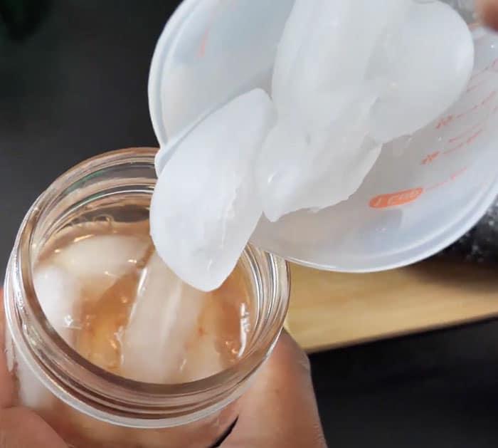 Add Ice To Crown Royal Peach Cocktail - Easy Cocktails