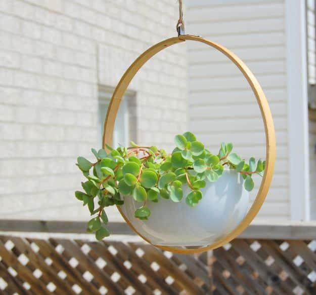 DIY Embroidery Hoop Hanging Planter, quick to set up on a rainy afternoon and personality a plain space was missing
