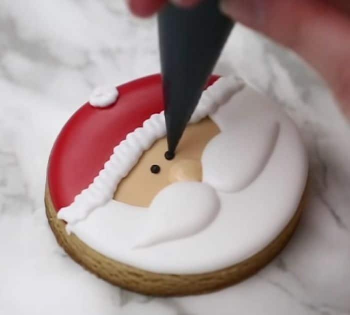 How to decorate sugar cookies with icing