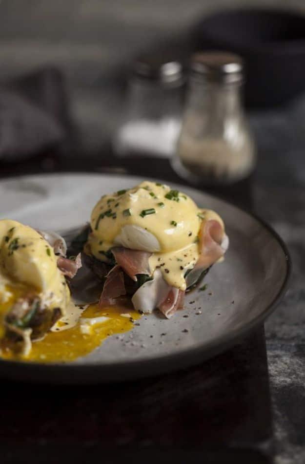 Eggs Benedict Recipes - Eggs Benedict On Roasted Brown Mushrooms - Best Benedicts and Recipe Ideas for Breakfast, Brunch and Lunch - Easy and Quick Eggs Benedict, Classic, Salmon,