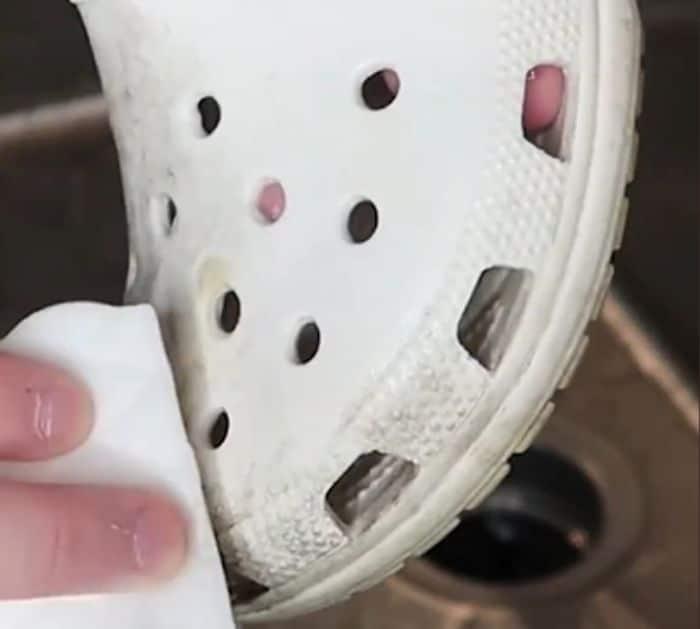 How to remove dirt and grass strains from your crocs