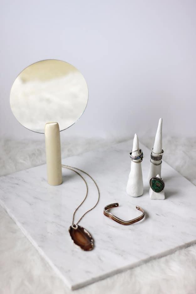 DIY Hand Mirror, a statement design element, quick to set up on a rainy afternoon and personality a plain space was missing