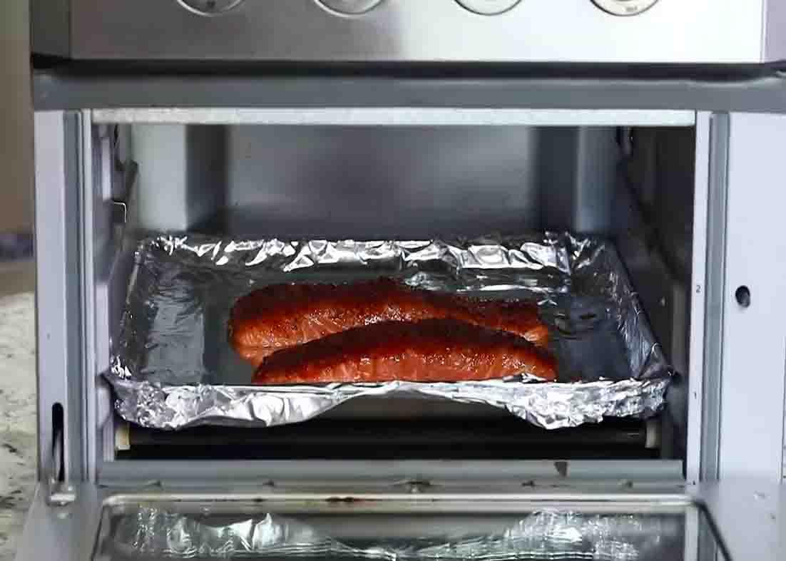 Air frying the salmon fillets