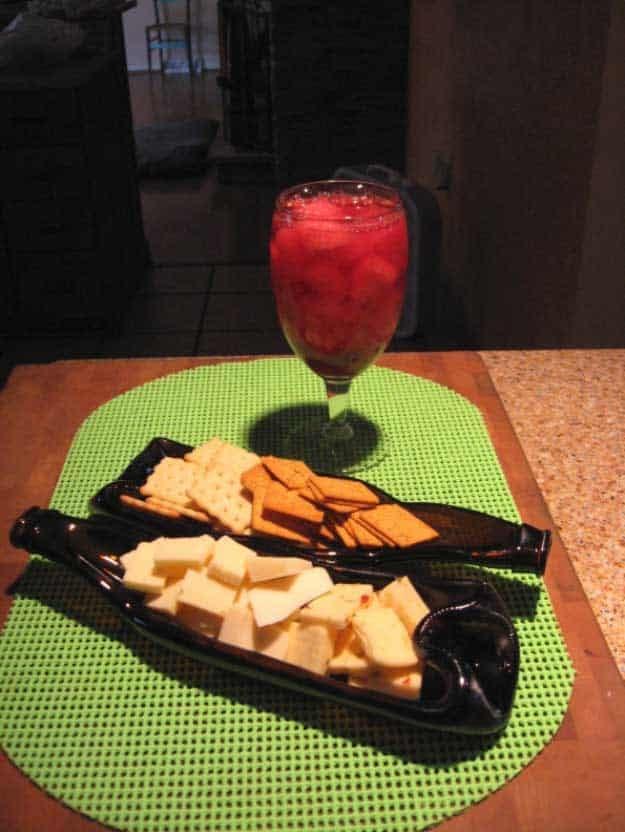 Awesome Crafts for Men and Manly DIY Project Ideas Guys Love - Fun Gifts, Manly Decor, Games and Gear. Tutorials for Creative Projects to Make This Weekend | Cheese Serving Tray Ma