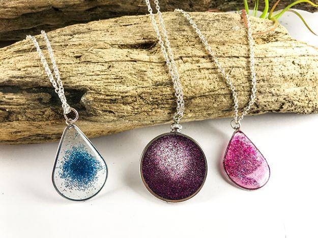 Floating Glitter Necklace Using Resin, simple enough for a first try and a clever way to use what you already own