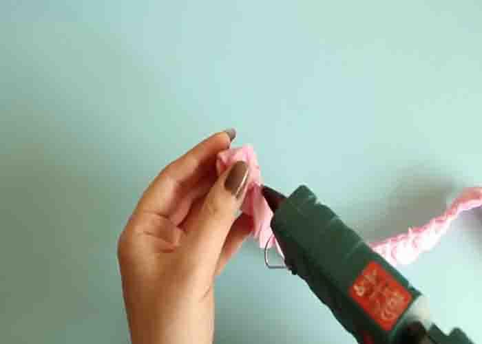 Making the felt rose with hot glue