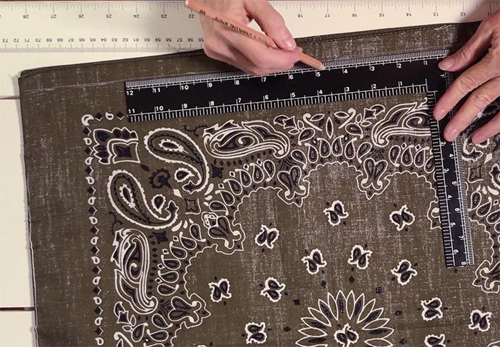 Easy bandana pillows tutorial — mark seam line with chalk how to make pillow