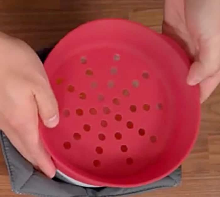 Make microwave noodles in a Pampered Chef Microwave bowl set