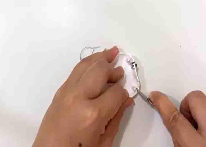 Cutting the cutter part of the dental floss box