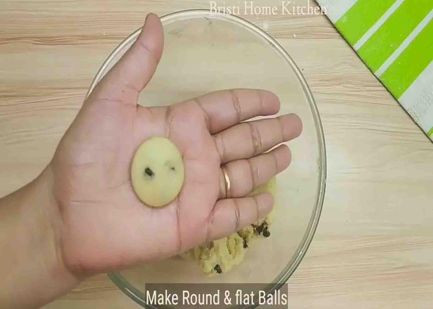 Molding the shape of the cookies