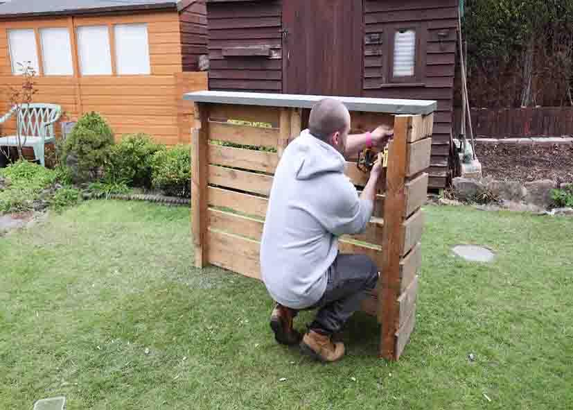 Finishing the wood pallet garden bar