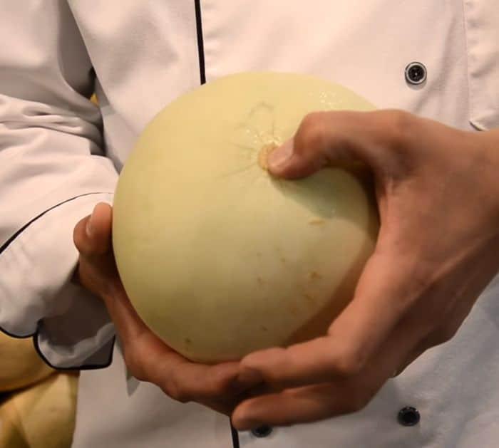 Trick To Pick A Ripe Cantaloupe Or Honeydew Melon