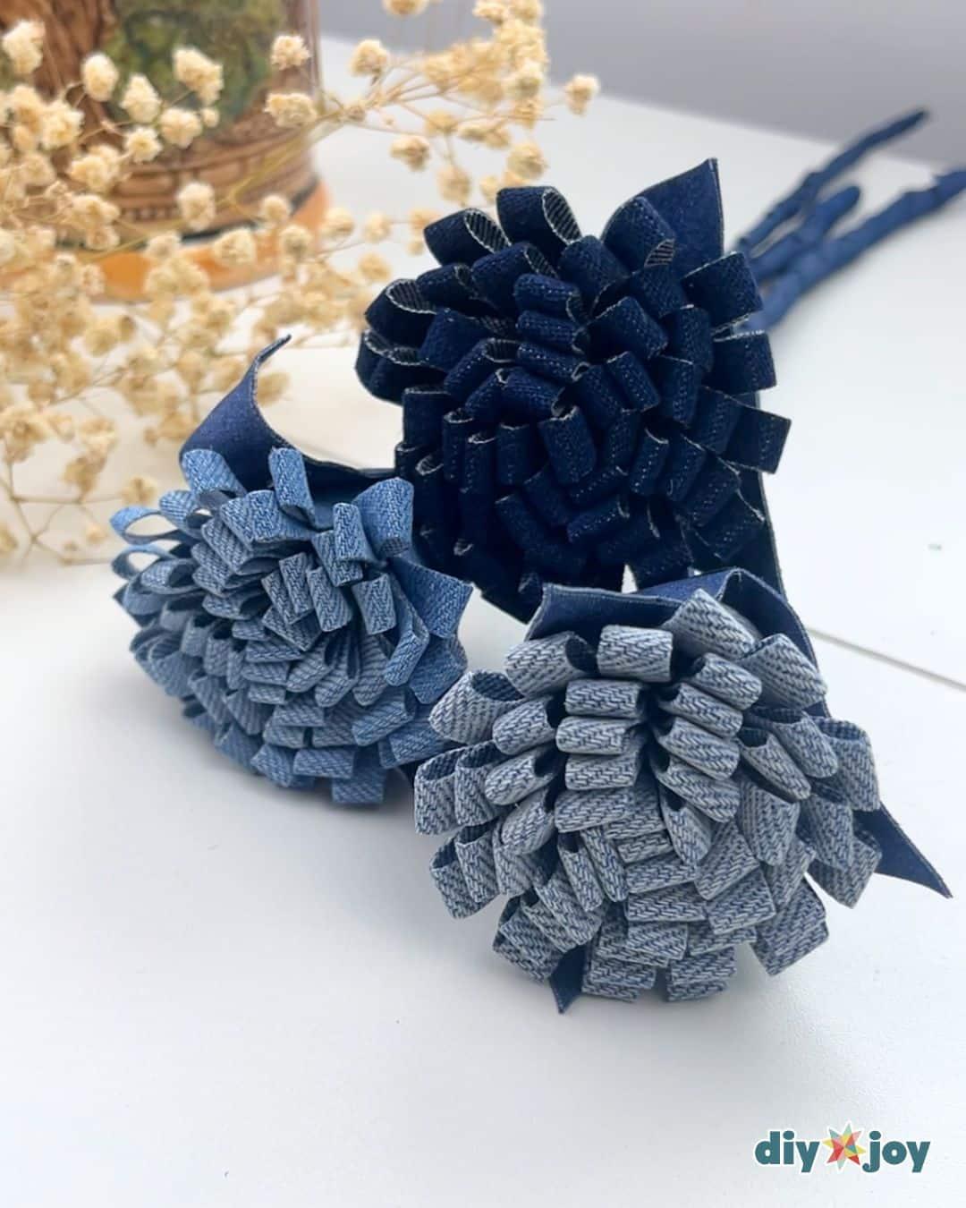 Homemade Denim Flowers From Old Jeans — easy craft idea with old jeans