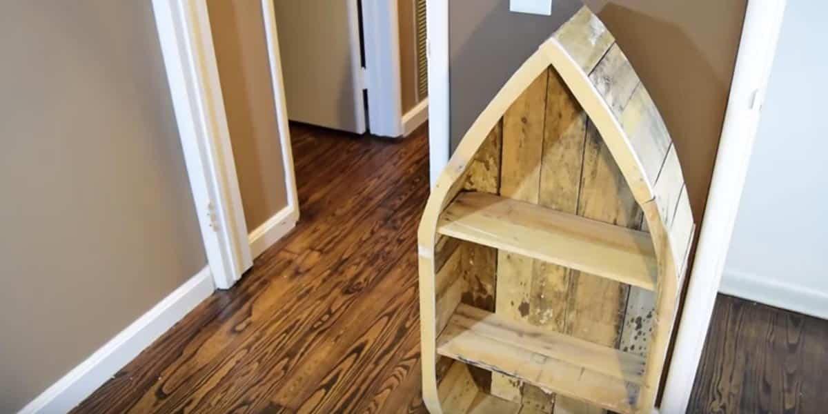 He Cleverly Shows Us How to Make This Unique Pallet Wood Boat Shelf (Watch!)