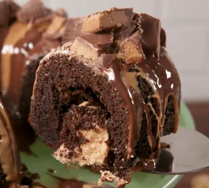 Easy Reese's Peanut Butter Cups Cake