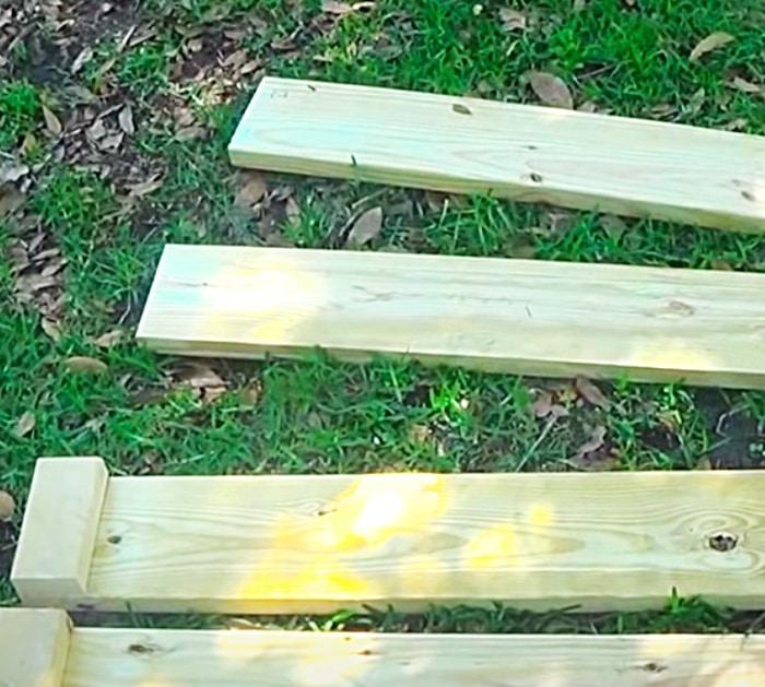 Use Foot Boards And 2 x 4 Chunks To Make A Raised Garden Bed