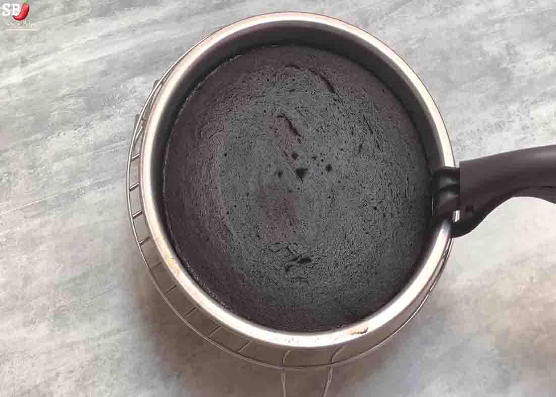 Letting the Oreo cake cool off completely