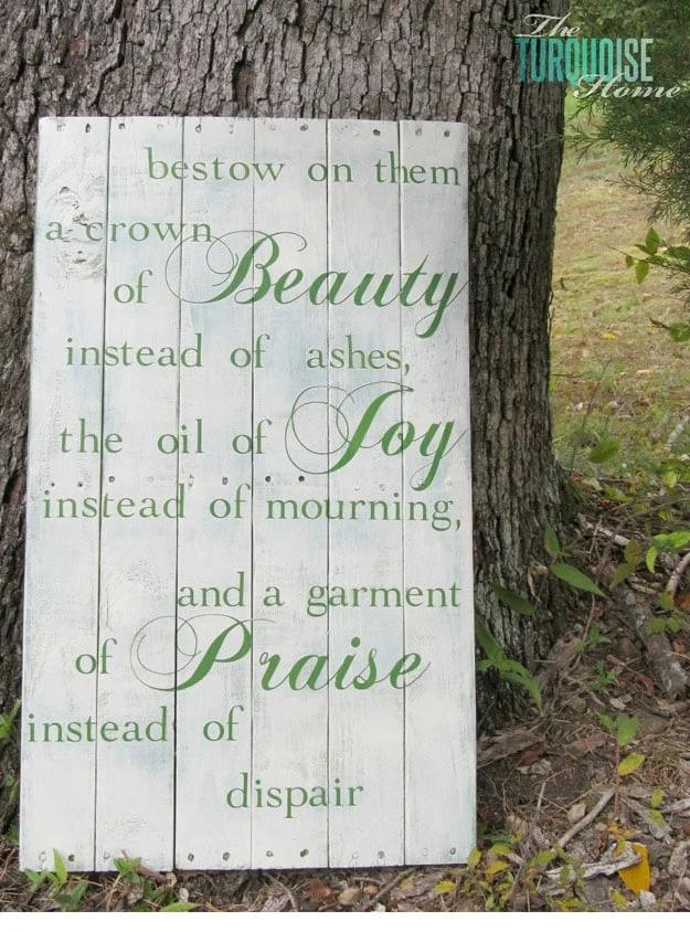 Stenciled DIY pallet signs made from reclaimed wood, a rustic wall art craft to make and sell at fairs