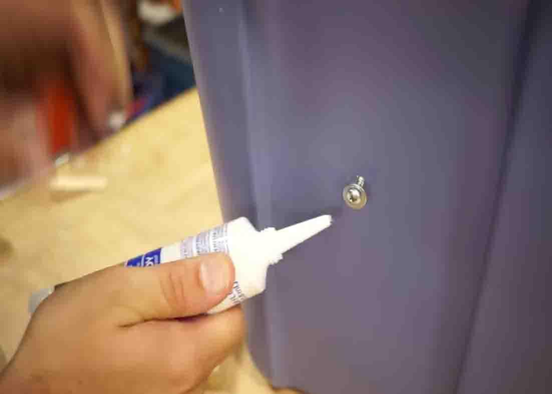 Securing the screws of the fog chiller container