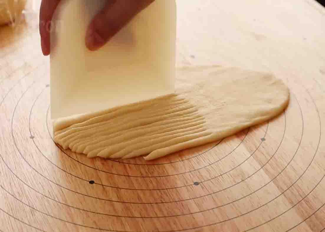 Creating lines to the half of the dough